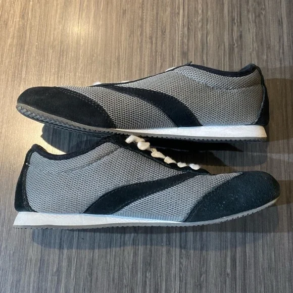 Old Navy Black and Light Gray Women's Sneakers - Picture 5 of 9